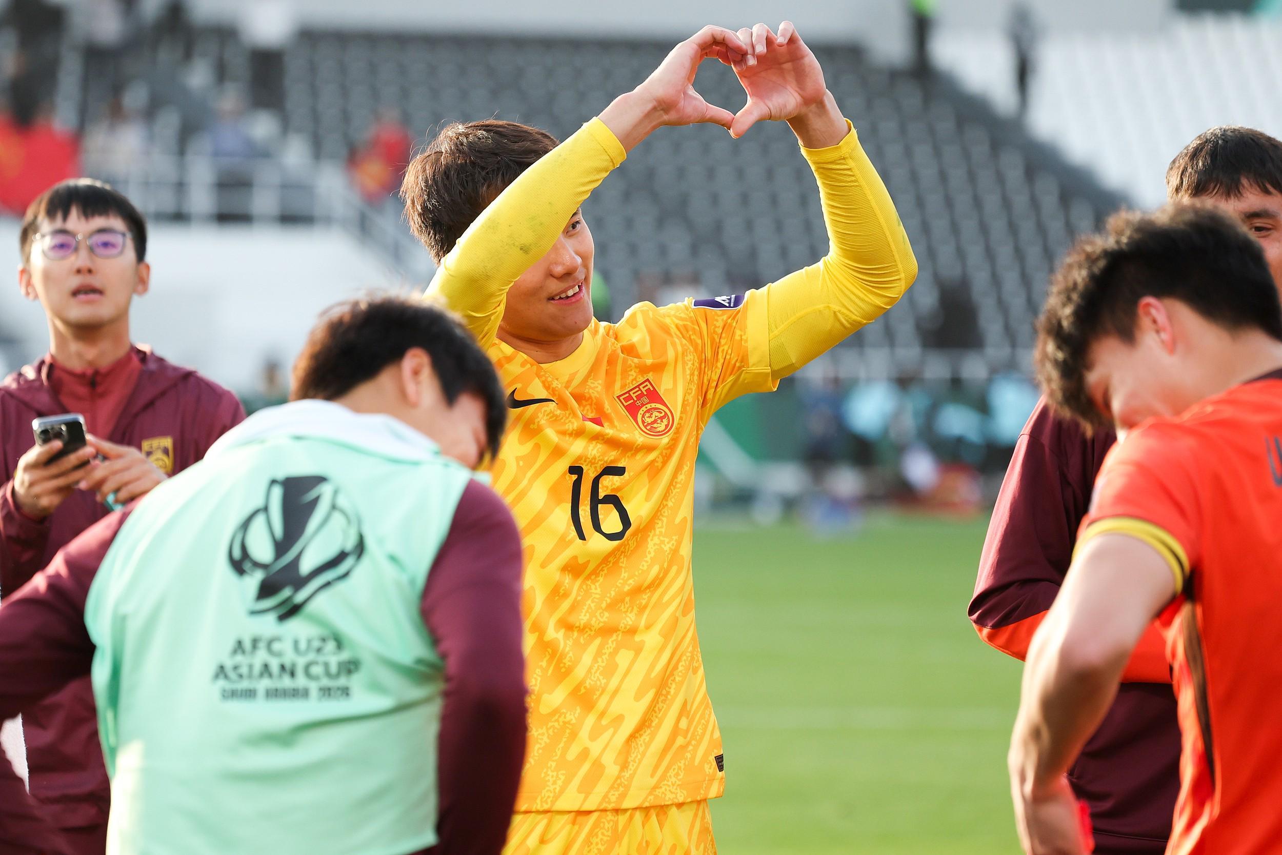 完美体育平台-比赛中险自摆乌龙，拜合拉木赛后现身李昊社媒评论：门神