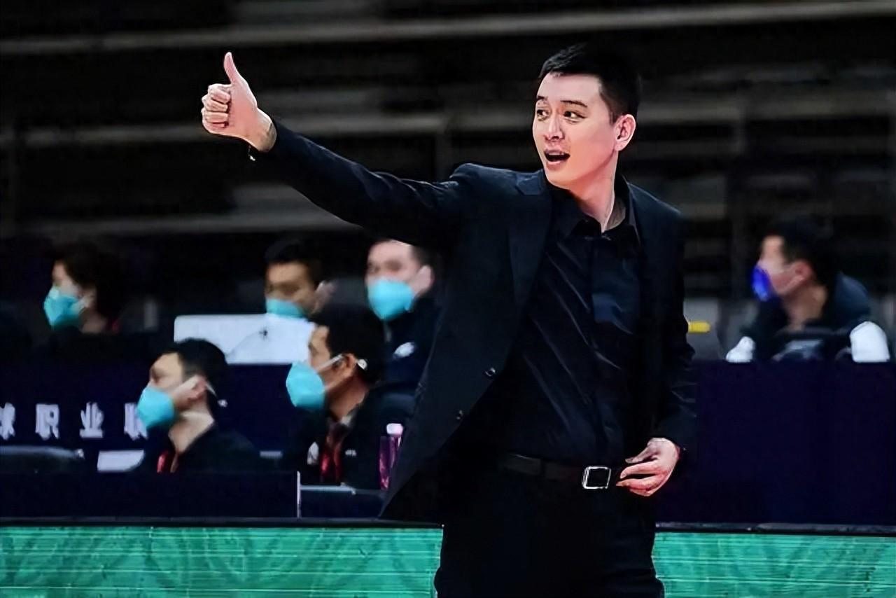 完美体育官方网站-这就是杨鸣的个人魅力！揽责不甩锅，低谷中撑起辽篮风骨！